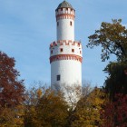 Weiße Turm in der Herbstsonne