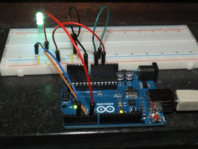 Vorne im Bild ein ArduinoUNO, die LED und der Temperatur-Sensor befinden sich auf einem Steckboard