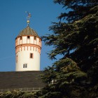 Weißer Turm in der Morgensonne